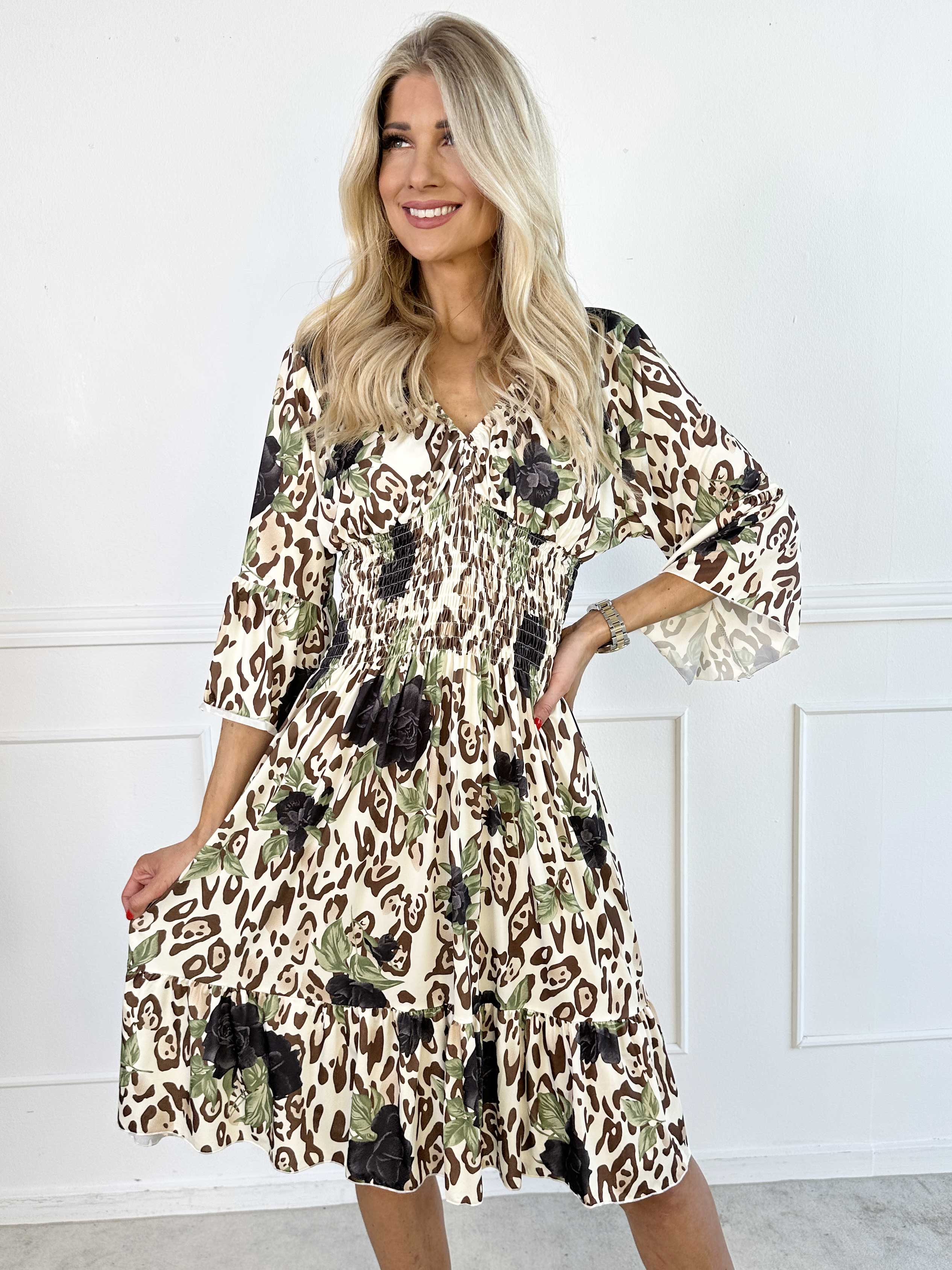 Flora Leo - Sød kjole i elastisk stof og smock i taljen